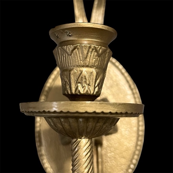 Vintage Heavy Brass wall candle sconce tassel, medallion sculpture - Picture 4 of 10